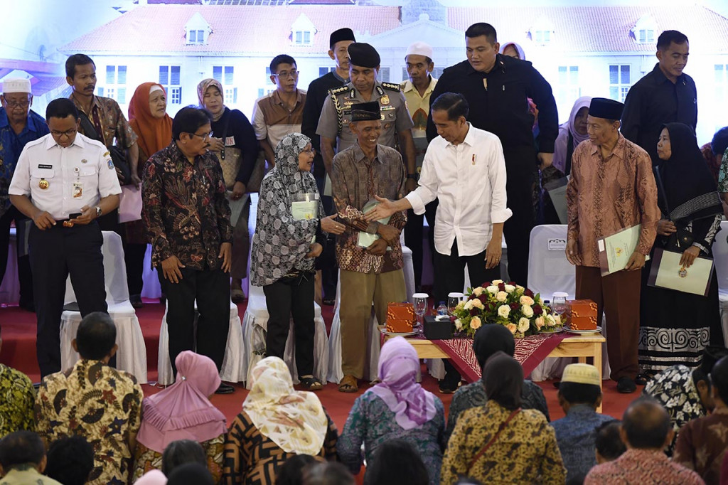 Presiden Joko Widodo membagikan 3.023 sertifikat tanah di Gedung Serbaguna Cendrawasih Suku Dinas Pemuda dan Olahraga Jakarta Barat, di Cengkareng, Jakarta Barat.