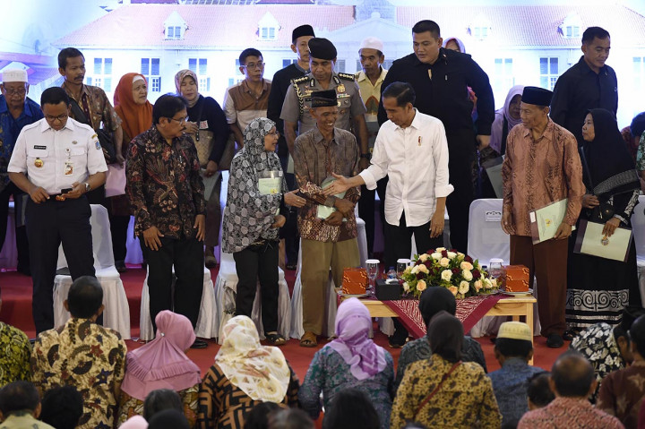 Presiden Joko Widodo membagikan 3.023 sertifikat tanah di Gedung Serbaguna Cendrawasih Suku Dinas Pemuda dan Olahraga Jakarta Barat, di Cengkareng, Jakarta Barat.