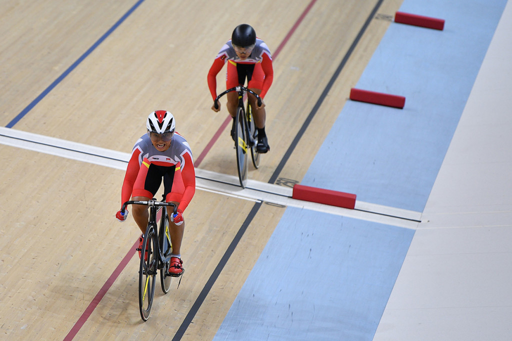 Tim sprint Indonesia Wiji Lestari (kiri) dan Crismonita Dwi Putri memacu sepedanya saat berlomba dengan tim Hong Kong dalam final perebutan medali perunggu nomor Women Elite Team Sprint Asian Track Championships 2019 di Jakarta International Velodrome, Rawamangun, Jakarta.