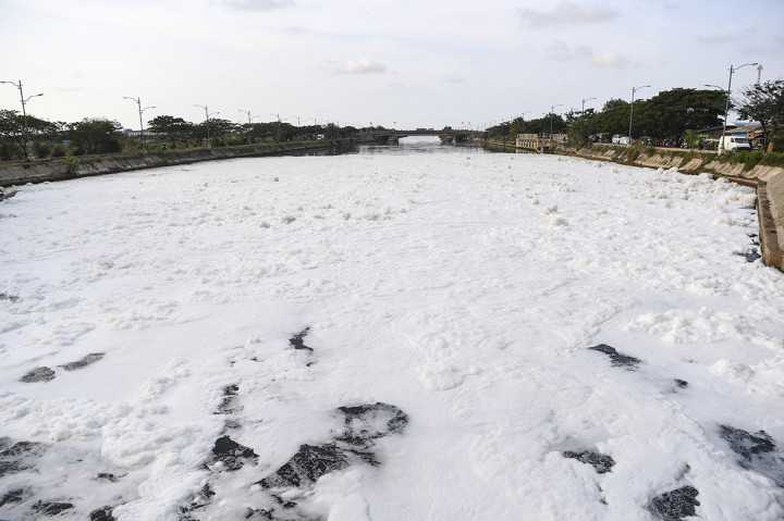 Suasana Kanal Banjir Timur yang diselimuti busa di kawasan Marunda, Jakarta.