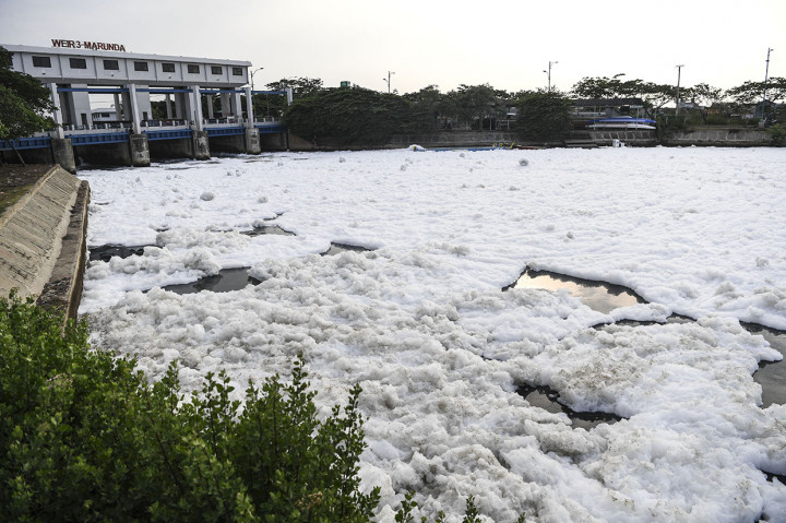 Busa yang muncul tersebut diduga akibat air kanal yang tercemar limbah dari saluran pembuangan warga. 