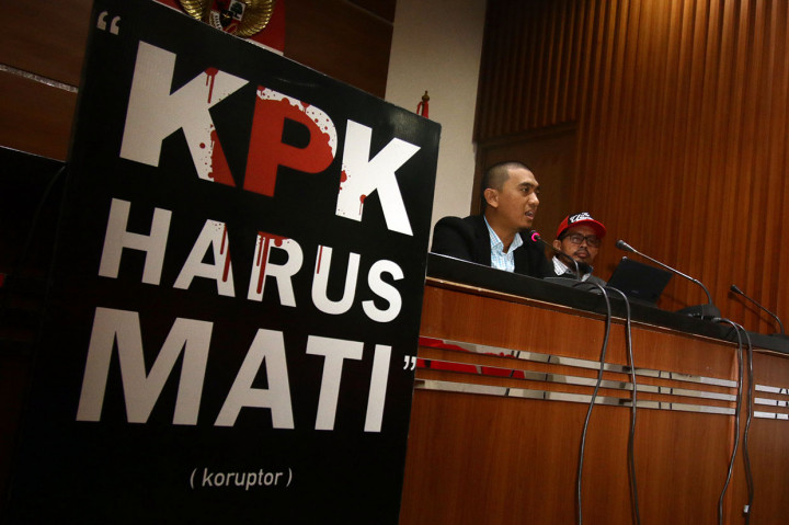 Dalam keterangannya Wadah Pegawai KPK meminta Presiden Joko Widodo agar turun tangan membongkar berbagai upaya pelemahan KPK melalui teror kepada pimpinan KPK Agus Rahardjo dan Laode M. Syarif saat ini maupun pegawai, termasuk kasus penyerangan terhadap penyidik senior Novel Baswedan.