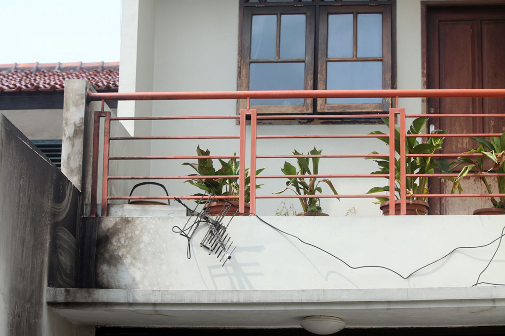 Sementara itu, rumah Wakil Ketua KPK Laode M. Syarif di Jalan Kalibata Selatan, Kalibata, Pancoran, Jakarta Selatan, dilempar bom molotov oleh orang tak dikenal. Penemuan bom itu terjadi pada Rabu sekitar pukul 05.30 WIB. Dari rekaman CCTV, sekitar pukul 01.00 WIB, tampak orang mencurigakan melakukan aktivitas di depan rumah Laode.