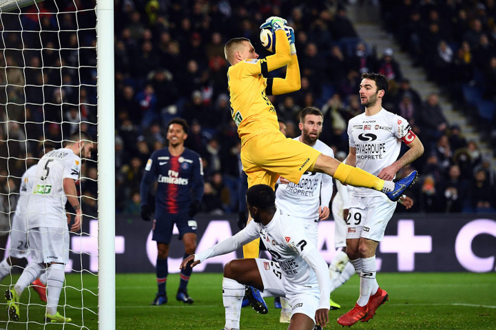 Kiper Guingamp Karl-Johan Johnsson berhasil mengamankan bola saat terjadi kemelut di depan gawangnya. Skor 0-0 bertahan hingga jeda.