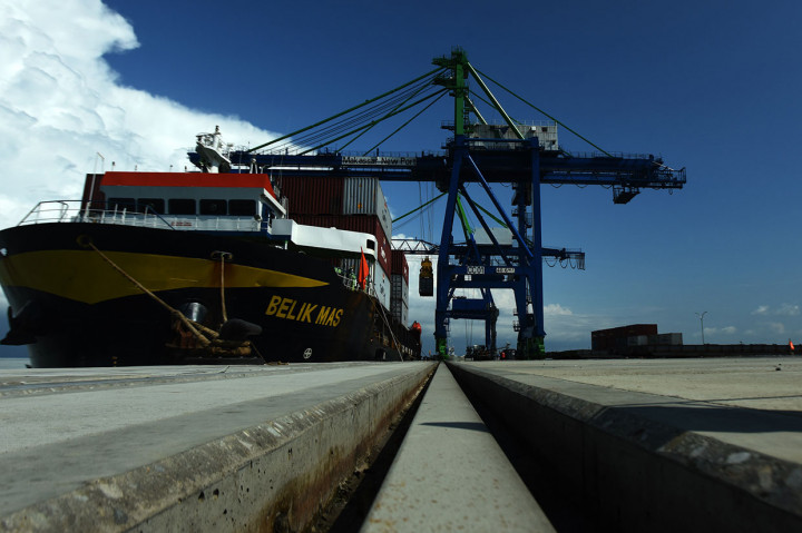 Pekerja melakukan bongkar muat perdana di Makassar New Port, Sulawesi Selatan, Kamis, 10 Januari 2019. 