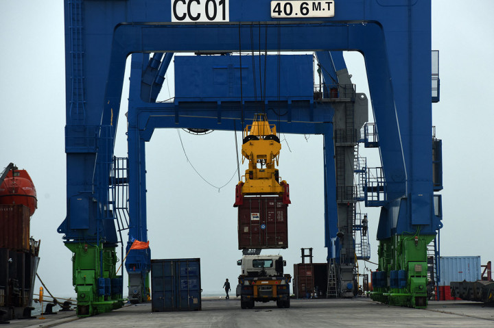 Pelindo IV Makassar memulai kegiatan bongkar muat di Makassar New Port (MNP) Tahap I dengan panjang dermaga 350 meter berkapasitas 500 ribu TEUs. 