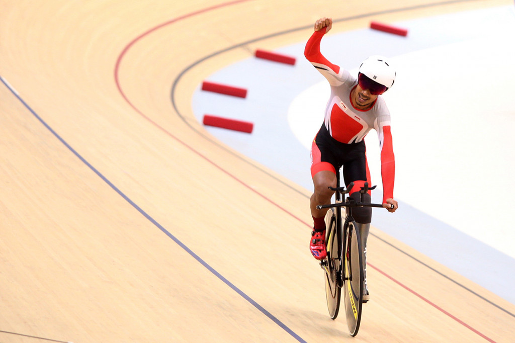 Pembalap sepeda Indonesia M. Fadli Imammudin melakukan selebrasi usai berlaga di final nomor individual pursuit putra C4-C5 para-sepeda di Asian Track Championships 2019 di Jakarta International Velodrome, Jakarta. Antara Foto/ATCOC/Nick Hano