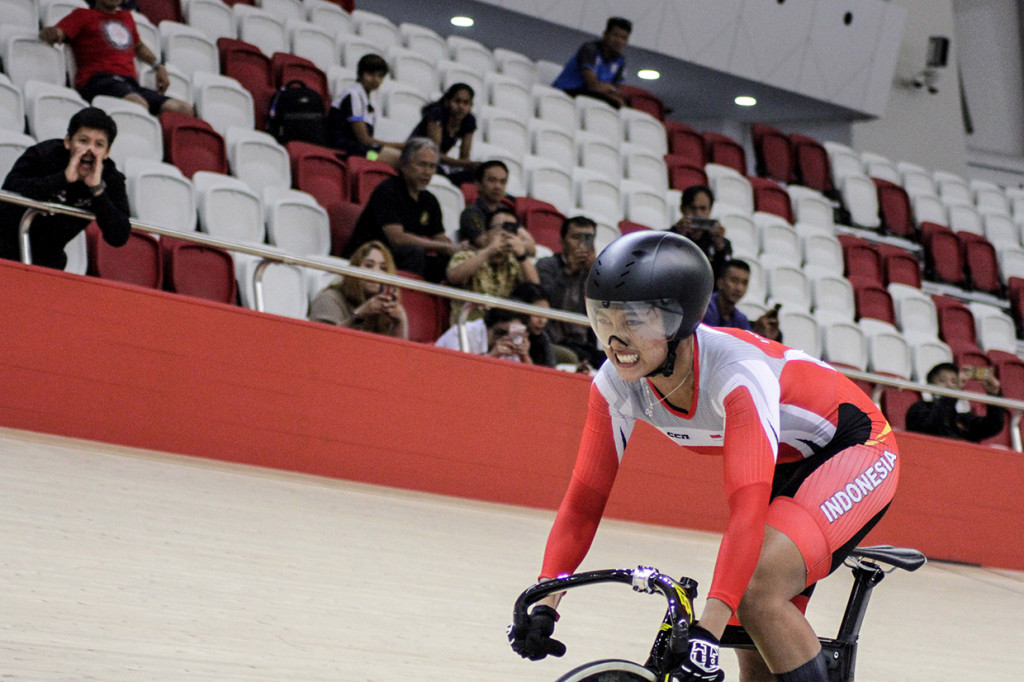 Atlet balap sepeda asal Indonesia Chrismonita Dwi Putri berlaga dalam Final Elite Women 500m Time Trial Asian Track Championship 2019 di Jakarta International Velodrome, Jakarta.
