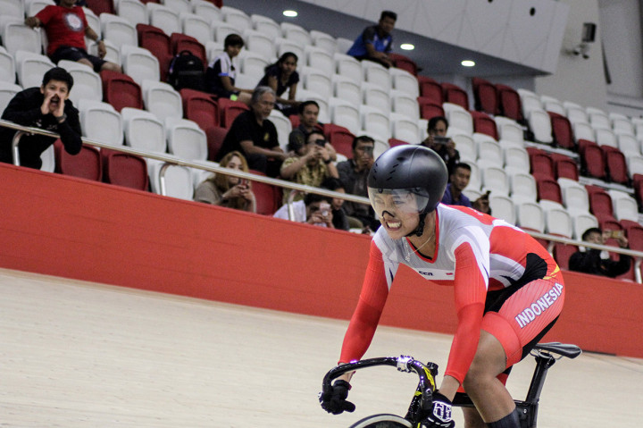 Atlet balap sepeda asal Indonesia Chrismonita Dwi Putri berlaga dalam Final Elite Women 500m Time Trial Asian Track Championship 2019 di Jakarta International Velodrome, Jakarta.
