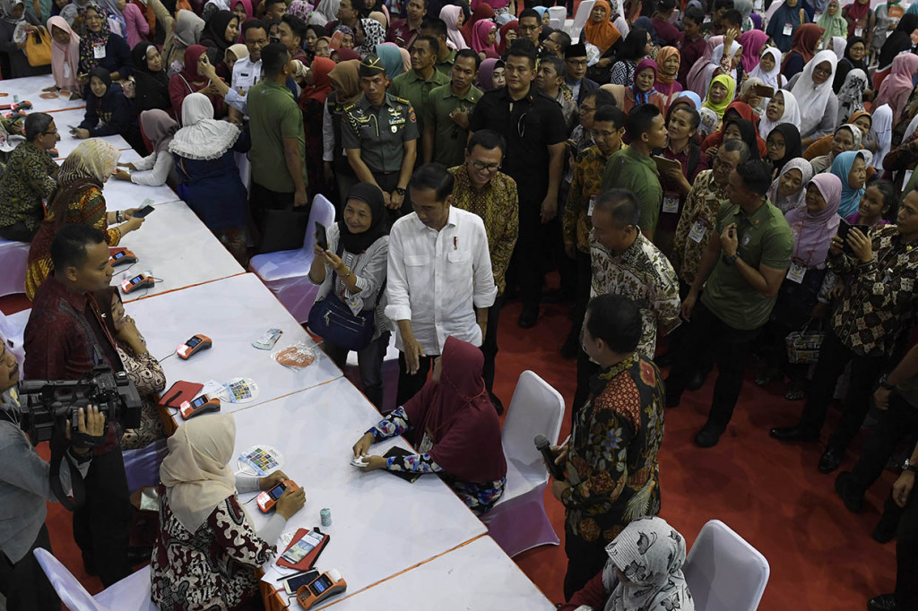 Presiden Joko Widodo (Jokowi) menyampaikan, anggaran yang digelontorkan pemerintah untuk Program Keluarga Harapan (PKH) pada tahun ini mencapai Rp 32 triliun. Angka ini jauh meningkat dibandingkan pada 2015 silam yang sebesar Rp 5.4 triliun.