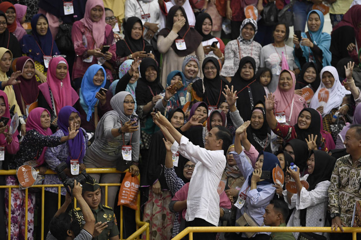 Tak hanya itu, ia mengatakan, jumlah penerima bantuan sosial PKH pun juga menjadi 10 juta orang. Jokowi yakin, jika penyaluran dana bantuan sosial ini tepat sasaran, maka akan menurunkan angka kemiskinan dan meningkatkan kesejahteraan masyarakat.