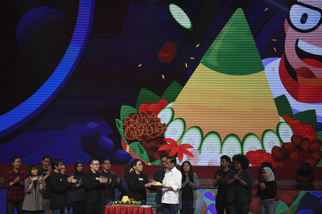 Presiden Joko Widodo (kelima kanan) menerima potongan tumpeng dari Founder dan CEO Bukalapak Achmad Zaky (tengah) saat Perayaan HUT ke-9 Bukalapak di Jakarta.