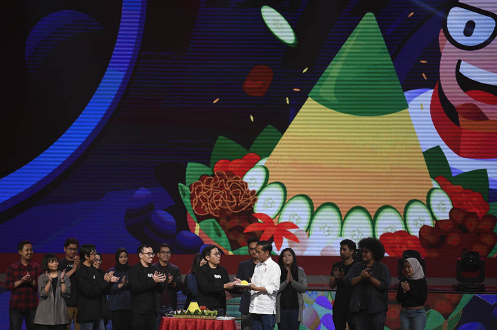 Presiden Joko Widodo (kelima kanan) menerima potongan tumpeng dari Founder dan CEO Bukalapak Achmad Zaky (tengah) saat Perayaan HUT ke-9 Bukalapak di Jakarta.