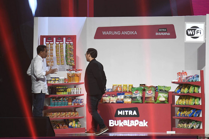 Presiden Joko Widodo (kiri) didampingi Founder dan CEO Bukalapak Achmad Zaky (kanan) meninjau stan warung mitra Bukalapak saat Perayaan HUT ke-9 Bukalapak di Jakarta.