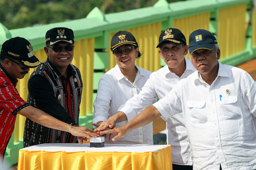 Menteri Keuangan Sri Mulyani (tengah) bersama Menteri PUPR Basuki Hadimuljono (kanan), Gubernur Maluku Said Assagaff (kedua kanan), Bupati Maluku Tenggara Barat (MTB) Petrus Fatlolon (kedua kiri) dan Wakil Bupati MTB Agustinus Utuwaly meresmikan Jembatan Leta Oar Ralan di Tanimbar Utara, Kabupaten Maluku Tenggara Barat, Maluku, Kamis, 10 Januari 2019. 