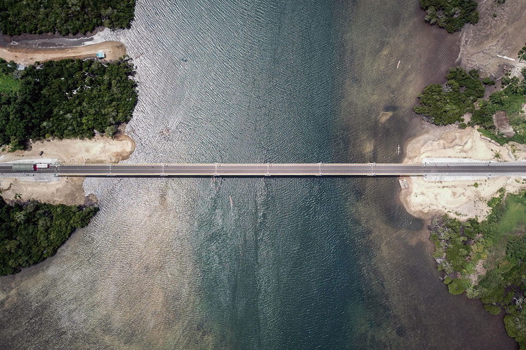 Jembatan Leta Oar Ralan memiliki panjang 322,80 meter dan lebar 10 meter.  Jenis konstruksi pondasi menggunakan tiang pancang baja 600 mm, sementara bangunan atas menggunakan konstruksi beton pracetak prategang. 