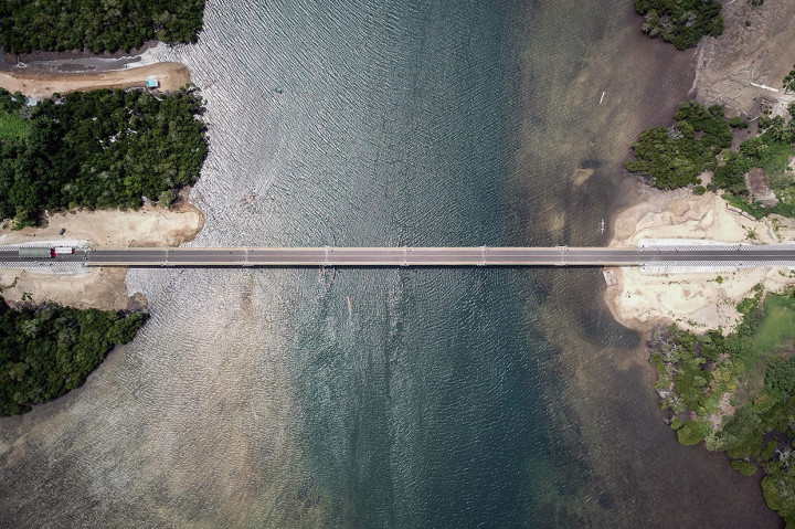 Jembatan Leta Oar Ralan memiliki panjang 322,80 meter dan lebar 10 meter.  Jenis konstruksi pondasi menggunakan tiang pancang baja 600 mm, sementara bangunan atas menggunakan konstruksi beton pracetak prategang. 