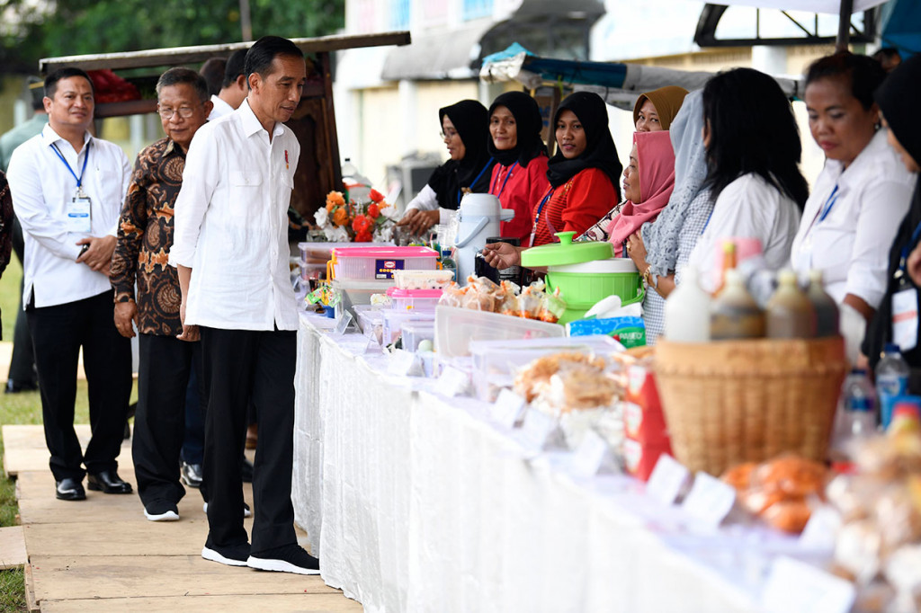 Selain membeli cilok, Jokowi juga memborong peyek kacang, keripik bawang, kerupuk makaroni, pempek, hingga onde-onde.