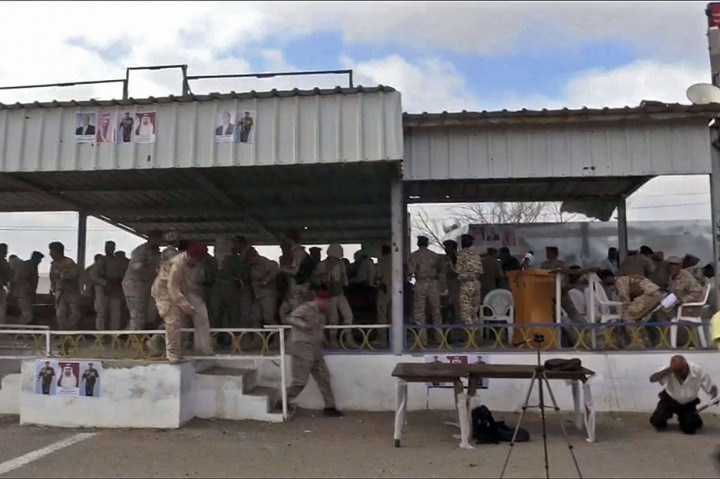 Parade militer Pemerintah Yaman berubah menjadi kacau saat pemberontak Houthi tiba-tiba melakukan serangan dengan pesawat tanpa awak (drone) di Provinsi Lahij, Kamis, 10 Januari 2019 waktu setempat.