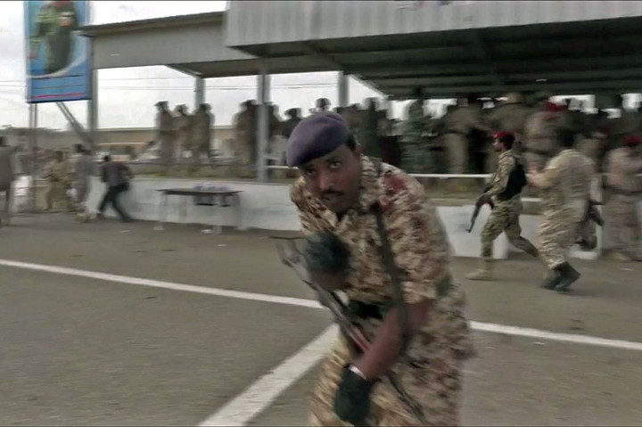 Pemberontak Syiah Houthi mengatakan mereka mengakui melakukan serangan di pangkalan udara Al-Anad, di Provinsi Lahij yang dikuasai pemerintah sekitar 60 kilometer (40 mil) utara kota kedua Yaman, Aden.