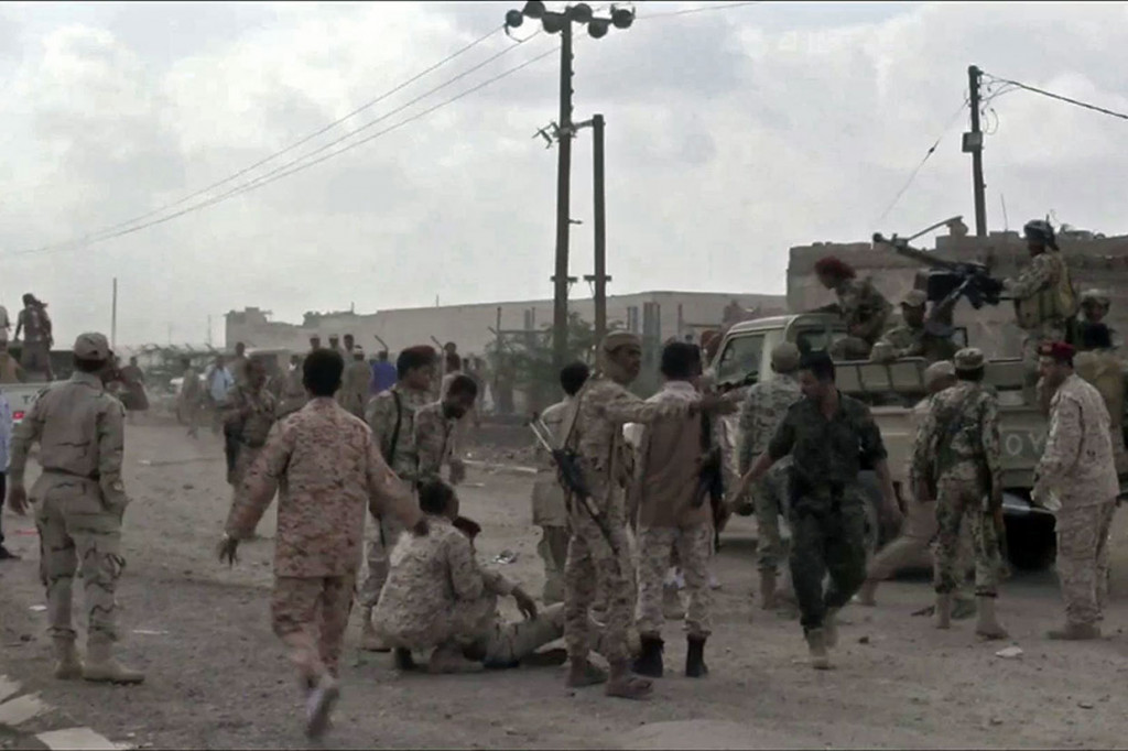 Akibat serangan tersebut setidaknya enam orang tewas dan 12 orang terluka, termasuk kepala militer Yaman.