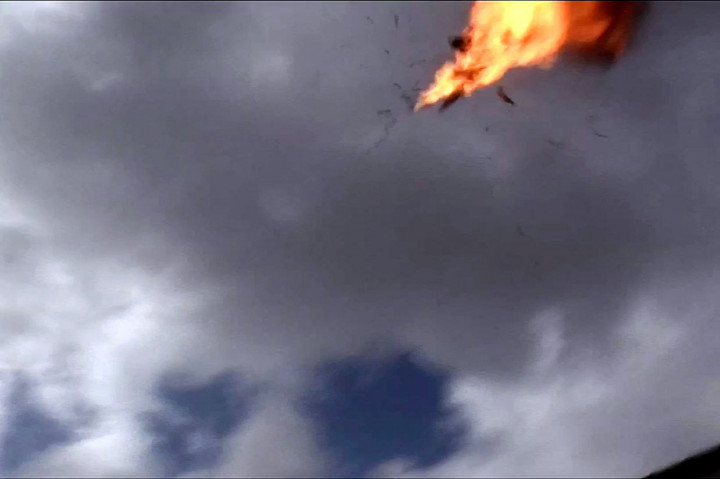 Rekaman serangan menunjukkan sebuah drone meledak di atas podium di mana puluhan personel militer berdiri.