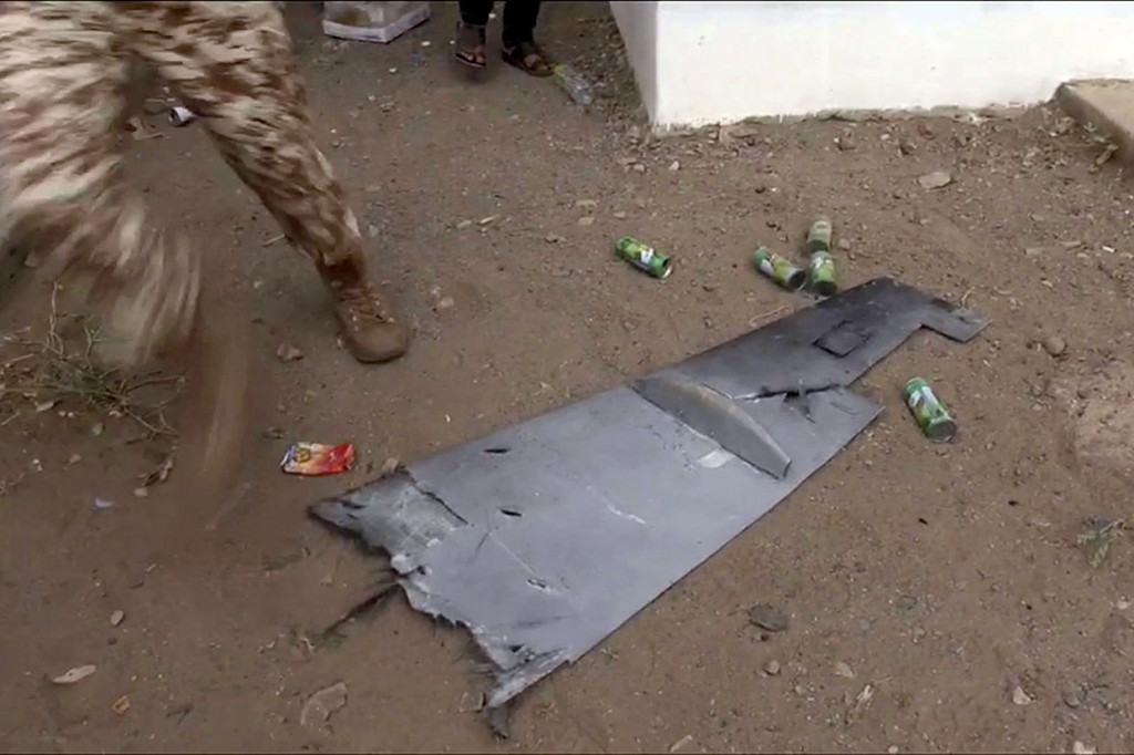 Seorang tentara Yaman berjalan melewati salah satu sayap drone yang meledak di atas pangkalan udara al-Anad di Provinsi Lahij.