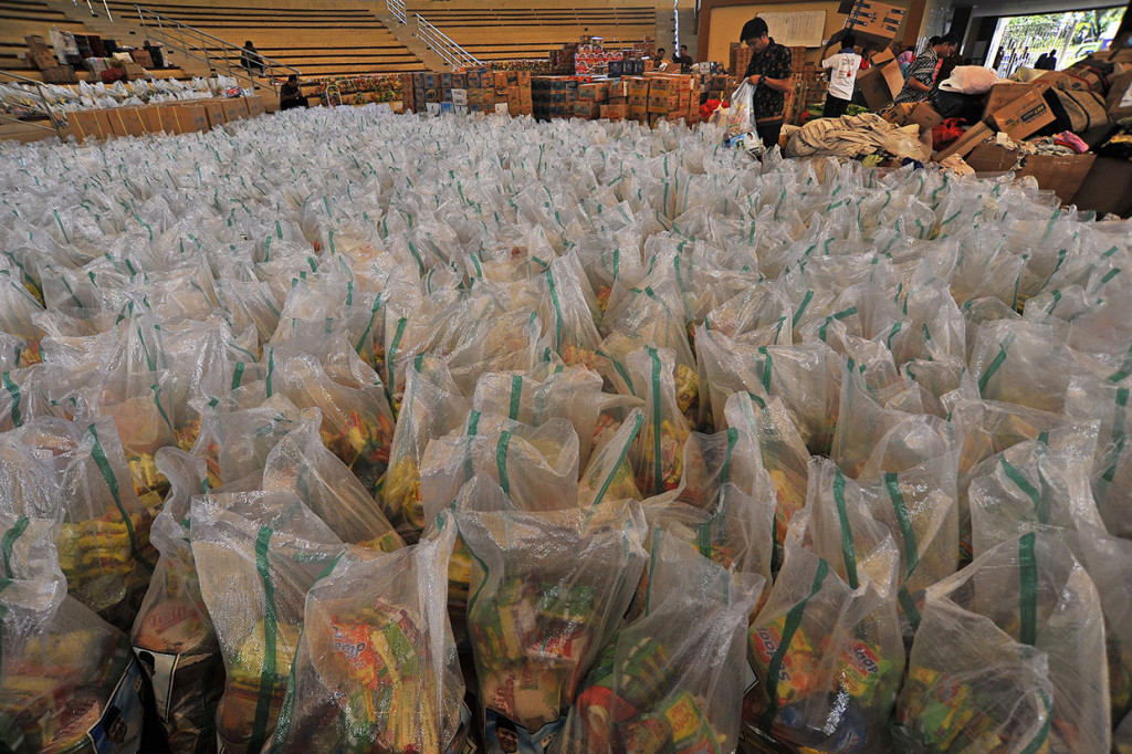 Sejumlah relawan Tanggap Bencana (Tagana) mengemas logistik bantuan dari bebagai kalangan masyarakat untuk disalurkan kepada para penyintas bencana tsunami Selat Sunda di Posko Bencana Pemprov Banten, di Serang, Jumat, 11 Januari 2019. 