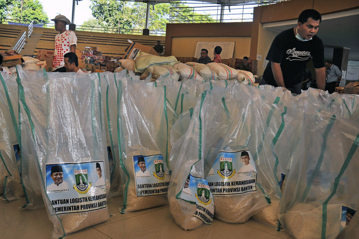 Sementara itu kebutuhan yang mendesak diperlukan adalah seragam, sepatu, serta peralatan sekolah anak-anak di pengungsian.