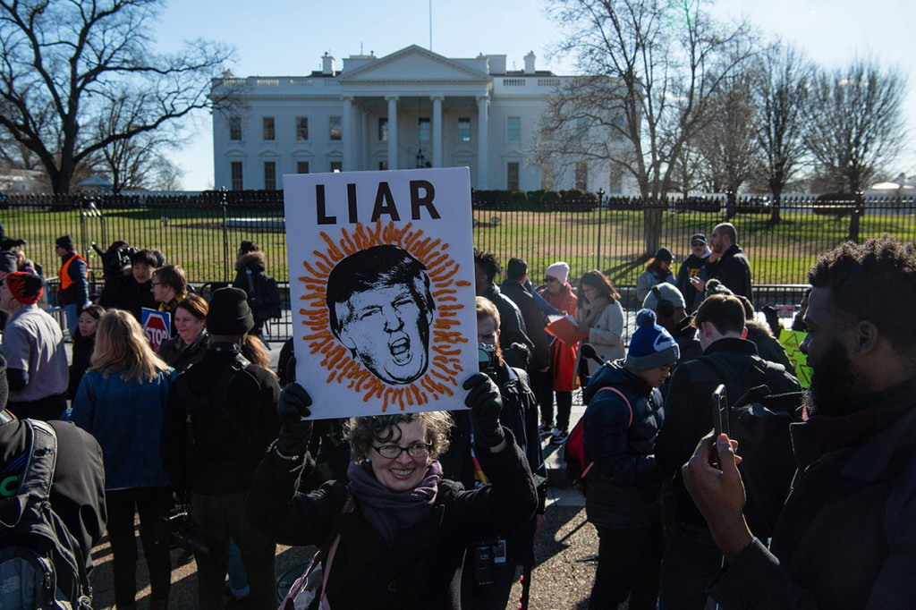 Unjuk rasa itu digelar pada hari ke-20 penutupan sebagian pemerintah terkait tuntutan Presiden Donald Trump untuk pendanaan pembangunan dinding perbatasan dengan Meksiko.