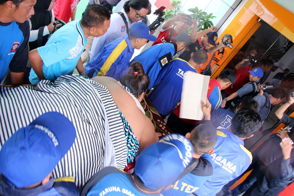 Persiapan operasi memakan waktu lima sampai tujuh hari. Untuk itu, tim dokter juga melakukan pemeriksaan saraf, fugsi ginjal, fungsi hati, profil lemak, dan lain-lain untuk memastikan kesehatan wanita yang tak lagi berjalan lebih dari enam tahun itu. Antara Foto/Rendhik Andika