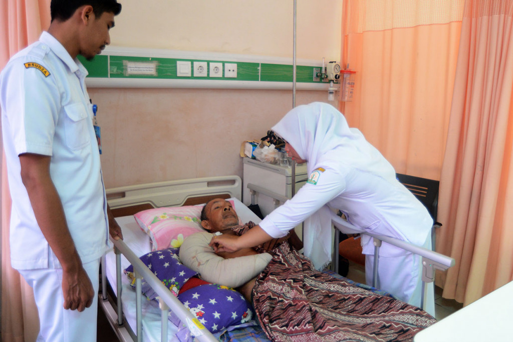 Muhammad T Bardan, 65, mendapat perawatan intensif di RSUD Zainal Abidin, Banda Aceh. Korban amukan gajah tersebut mengalami patah tulang dan luka serius pada tangan kanannya. Korban diamuk gajah liar saat membersihkan kebun kacang di kawasan Gampong Lhok Sandeng, Kecamatan Meurah Dua, Pidie Jaya.