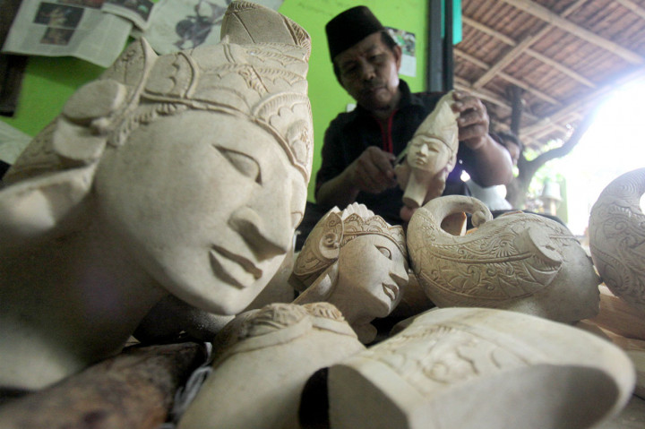 Perajin menyelesaikan pembuatan wayang golek di sentra pembuatan wayang di Desa Sirnagalih, Sindang Barang Loji, Kota Bogor, Jawa Barat, Sabtu, 12 Januari 2019.