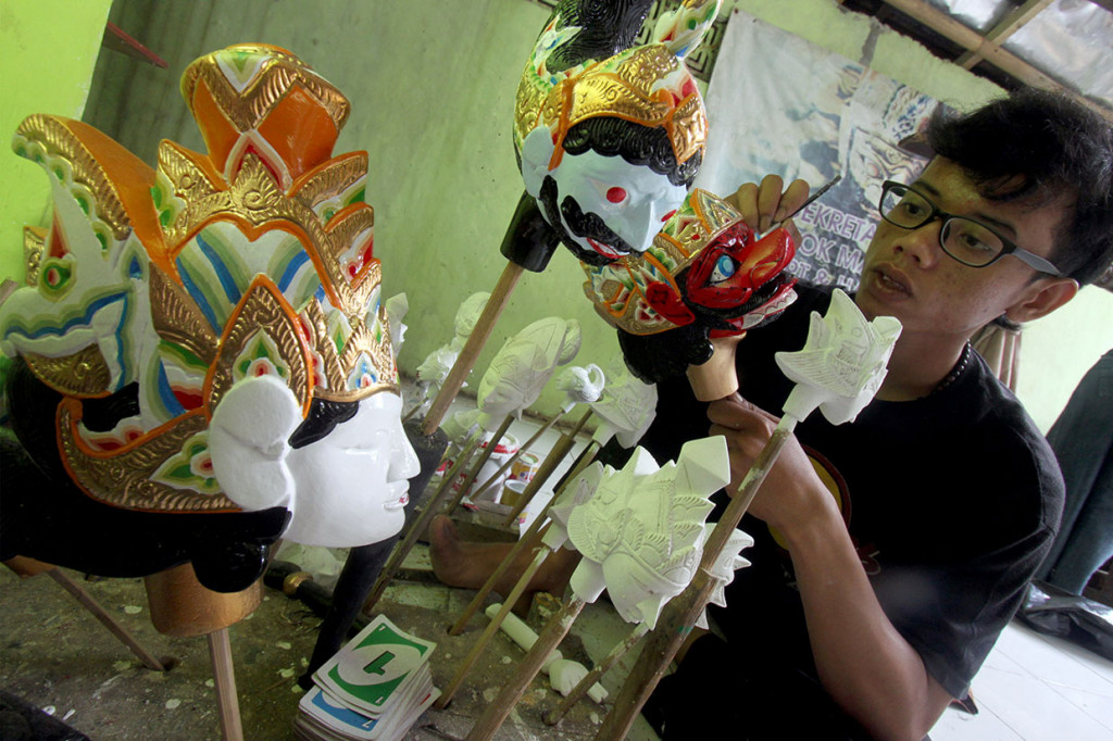 Setiap hari para perajin membuat wayang golek untuk dipasarkan. Tak jarang mereka mendapat pesanan dari luar negeri.