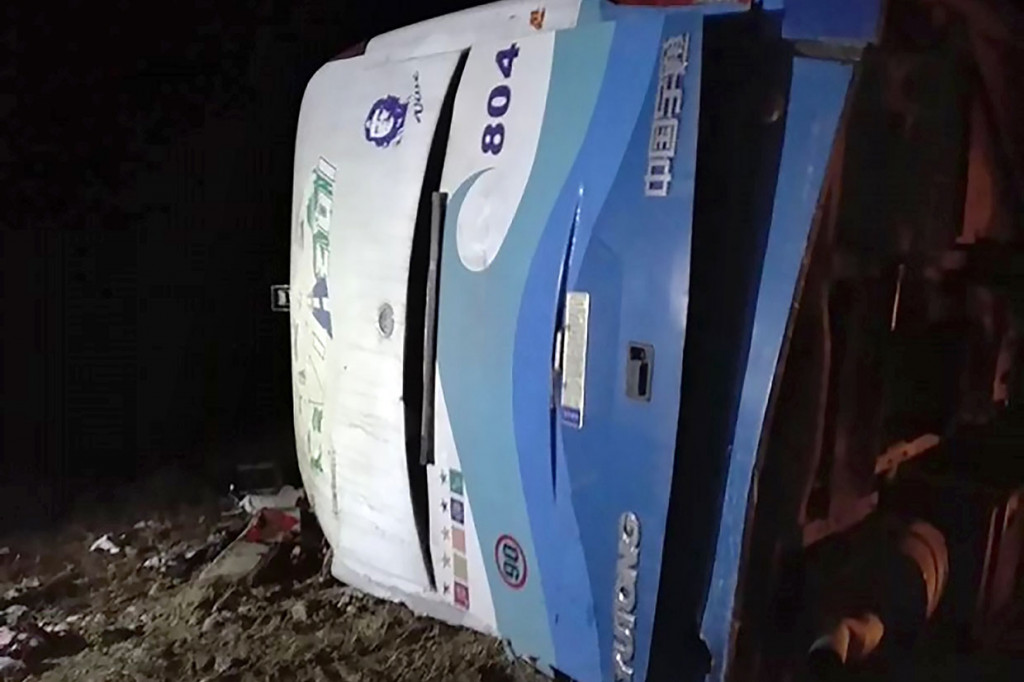 Sebuah bus wisata terbalik setelah mengalami kecelakaan di dekat Kota Guantanamo di Kuba timur, Jumat, 11 Januari 2019 waktu setempat.