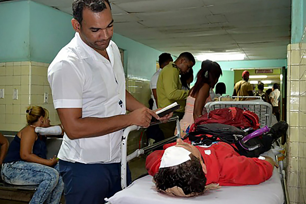 Saksi menyatakan bahwa kecelakaan terjadi saat pengemudi berusaha mendahului kendaraan lain. Sang pengemudi mengaku mengendarai bus dalam kecepatan lambat, tetapi kehilangan kendali saat mengemudi di jalanan melengkung karena badan jalan basah.