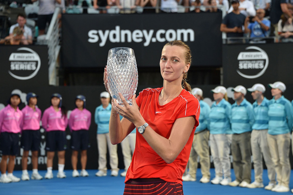 Petra Kvitova memegang trofi kejuaraan Sydney Internasional yang baru saja dia raih di Ken Rosewall Arena, Sydney, Sabtu, 12 Januari 2019.