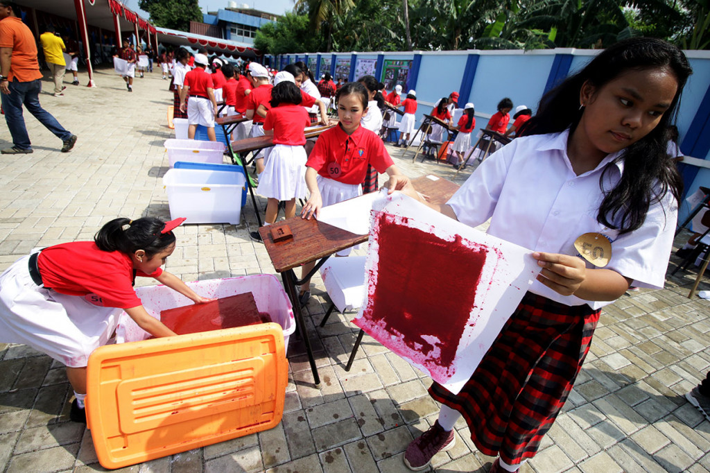 Ratusan siswa yang telah dibagi dalam beberapa kelompok sangat antusias saat membuat kertas daur ulang di Sekolah Dasar (SD) Tarakanita 5, Jakarta, Sabtu, 12 Januari 2019.