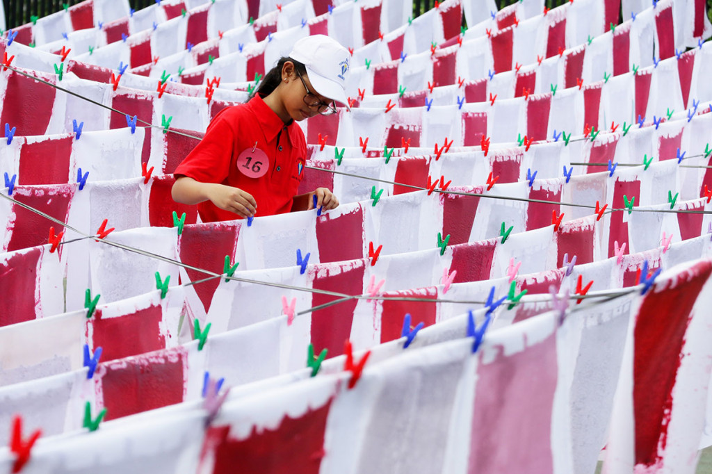 Sebanyak 550 siswa SD Tarakan 5 Jakarta berhasil memecahkan rekor MURI dengan membuat 1.161 daur ulang kertas.