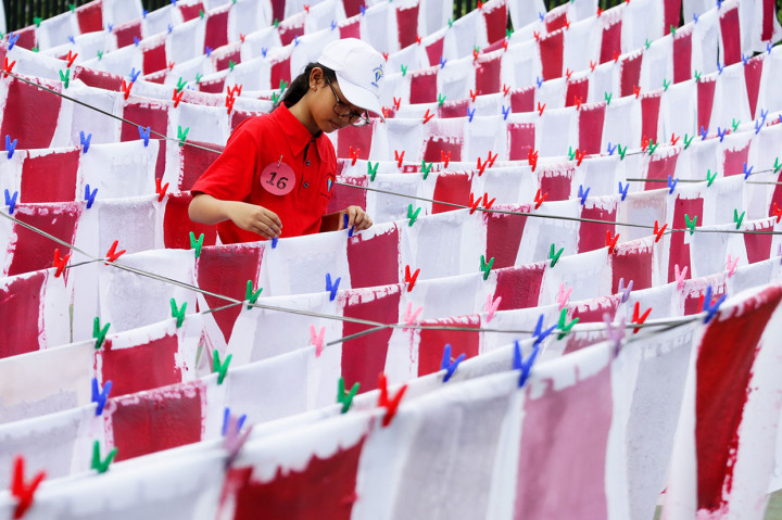 Sebanyak 550 siswa SD Tarakan 5 Jakarta berhasil memecahkan rekor MURI dengan membuat 1.161 daur ulang kertas.