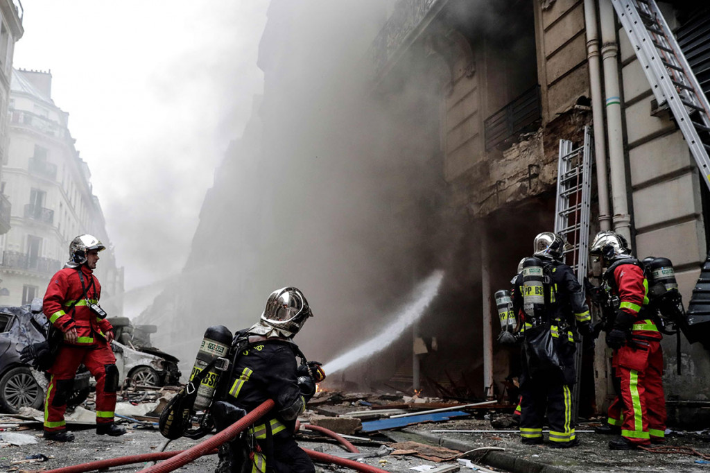 Petugas pemadam kebakaran berusaha memadamkan api pascaledakan keras mengguncang sebuah toko roti di sudut jalan Saint-Cecile dan Rue de Trevise di pusat kota Paris, Sabtu, 12 Januari 2019.