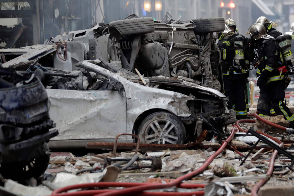 Sejumlah mobil yang terparkir di dekat lokasi juga mengalami kerusakan cukup parah.