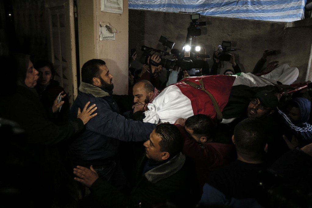 Warga dan kerabat memakamkan Amal Mustafa Taramsi, 43, perempuan Palestina yang ditembak tentara Israel selama aksi protes di perbatasan Jalur Gaza, Sabtu, 12 Januari 2019.