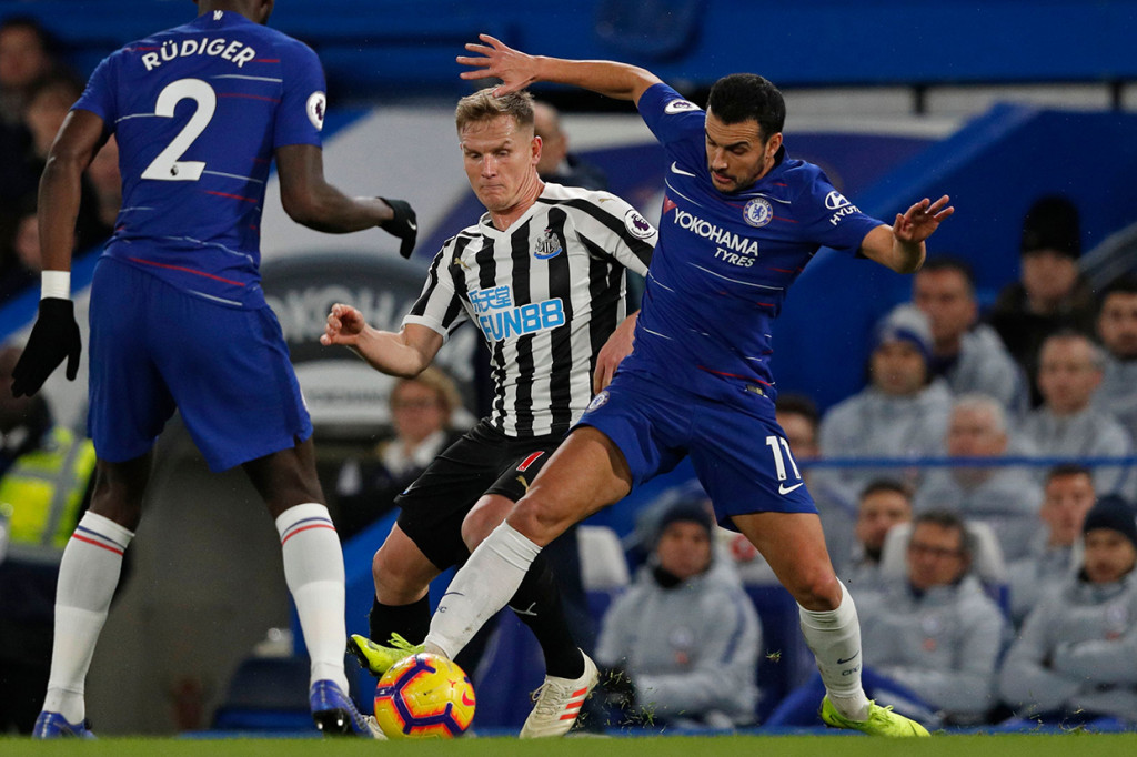 Gol kemenangan Chelsea dicetak oleh Pedro di babak pertama dan Willian di babak kedua.