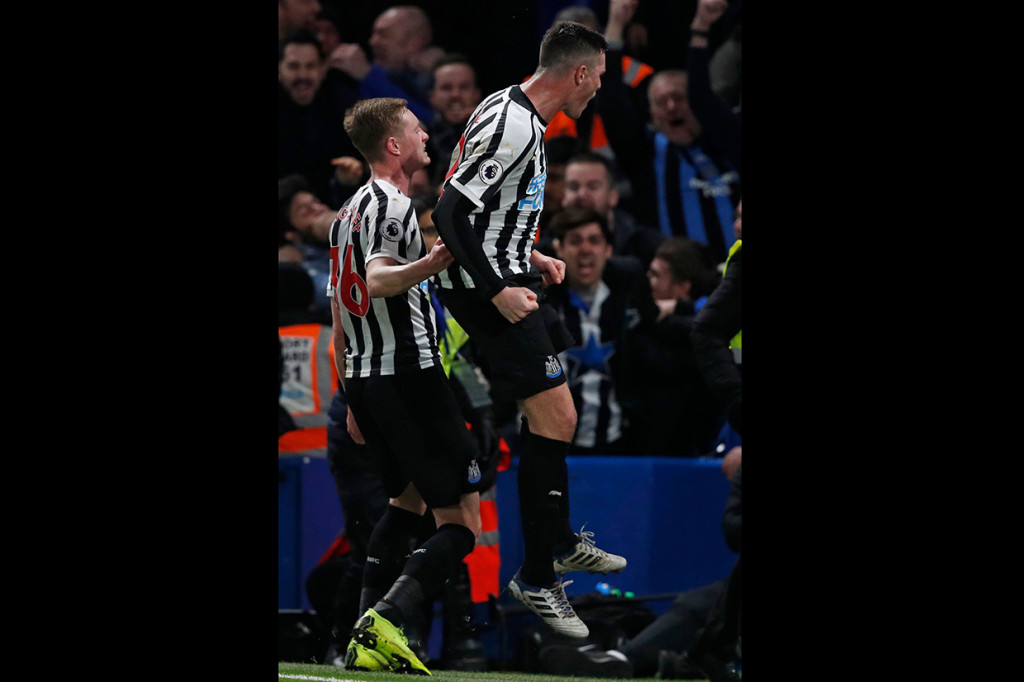 Sementara Newcastle United memperkecil kedudukan berkat gol Ciaran Clark jelang akhir babak pertama.