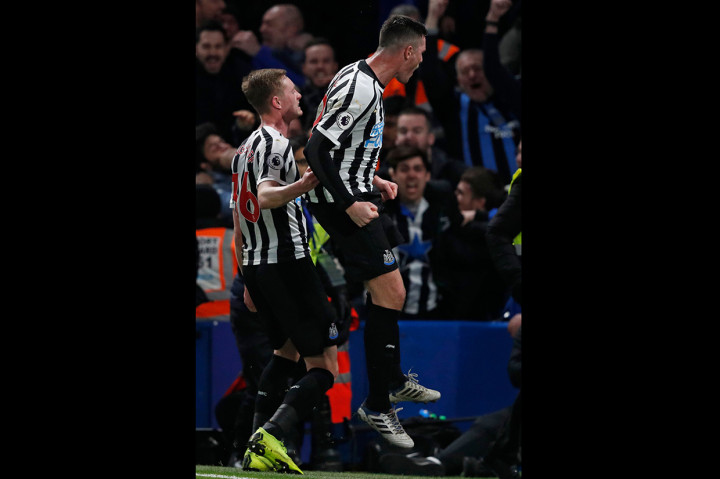 Sementara Newcastle United memperkecil kedudukan berkat gol Ciaran Clark jelang akhir babak pertama.