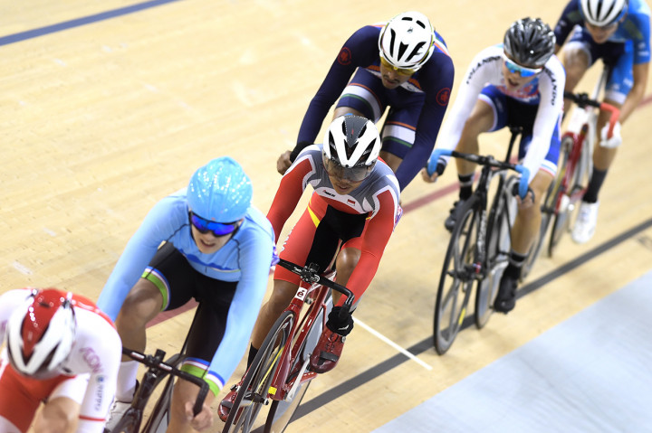 Pebalap putra Indonesia Angga Dwi Wahyu Prahesta (ketiga kiri) memacu sepedanya pada nomor Omnium Junior Putra Asian Track Championships 2019 di Jakarta International Velodrome, Rawamangun. Antara Foto/Wahyu Putro A