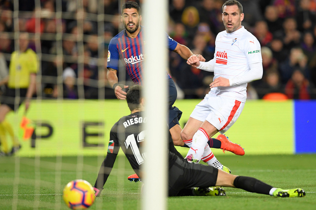 Capaian 400 gol Messi sedikit mengalihkan perhatian dari keberhasilan Luis Suarez menyarangkan dua gol dalam kemenangan Barcelona tersebut.