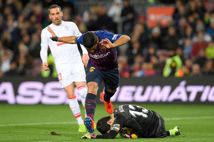 Gol pertama Suarez tercipta pada menit ke-19 saat ia melepaskan tembakan melengkung menyambut umpan dari Coutinho. Gol kedua Suarez hanya berjarak enam menit dari gol ke-400 Messi di Liga Spanyol.