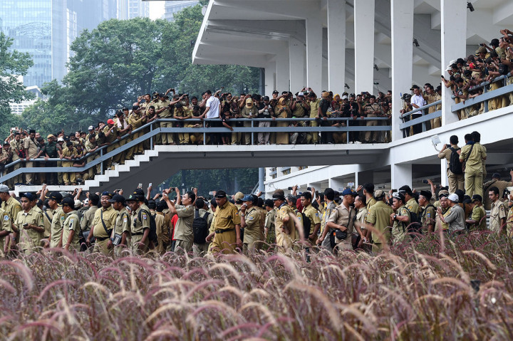 Semula, ribuan perangkat desa yang tergabung dalam Persatuan Perangkat Desa Indonesia (PPDI) tersebut ingin menggelar aksi demonstrasi di depan Istana, untuk meminta kenaikan gaji setara dengan Pegawai Negeri Sipil golongan II A.